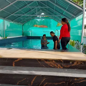 Johnson's With Pool & Ecohouseboat Pensión